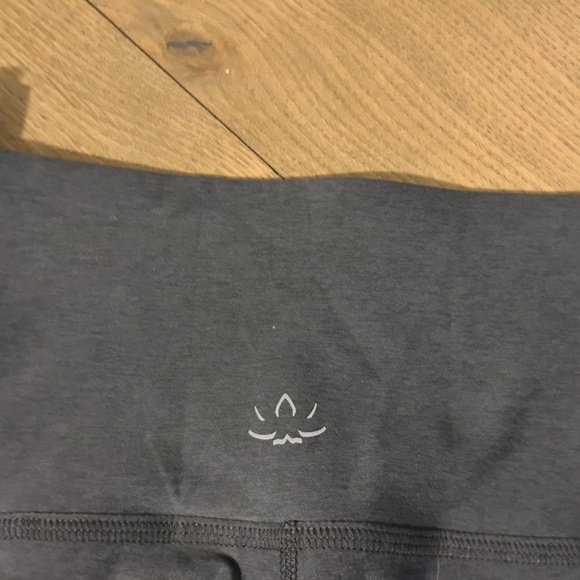 NWT BEYOND YOGA KEEP PACE SPACE BIKER SHORT GREY LARGE L NEW - Picture 4 of 7